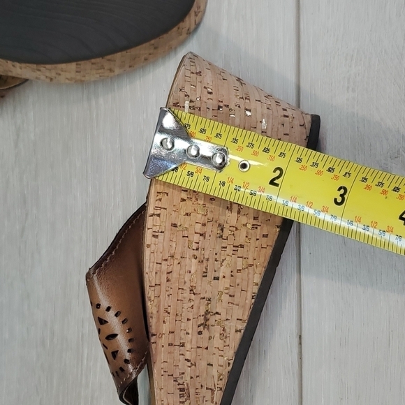 Clarks "Like New"Womens T Strap Wedge Comfort Sandals shoes sz 8M - Picture 9 of 11